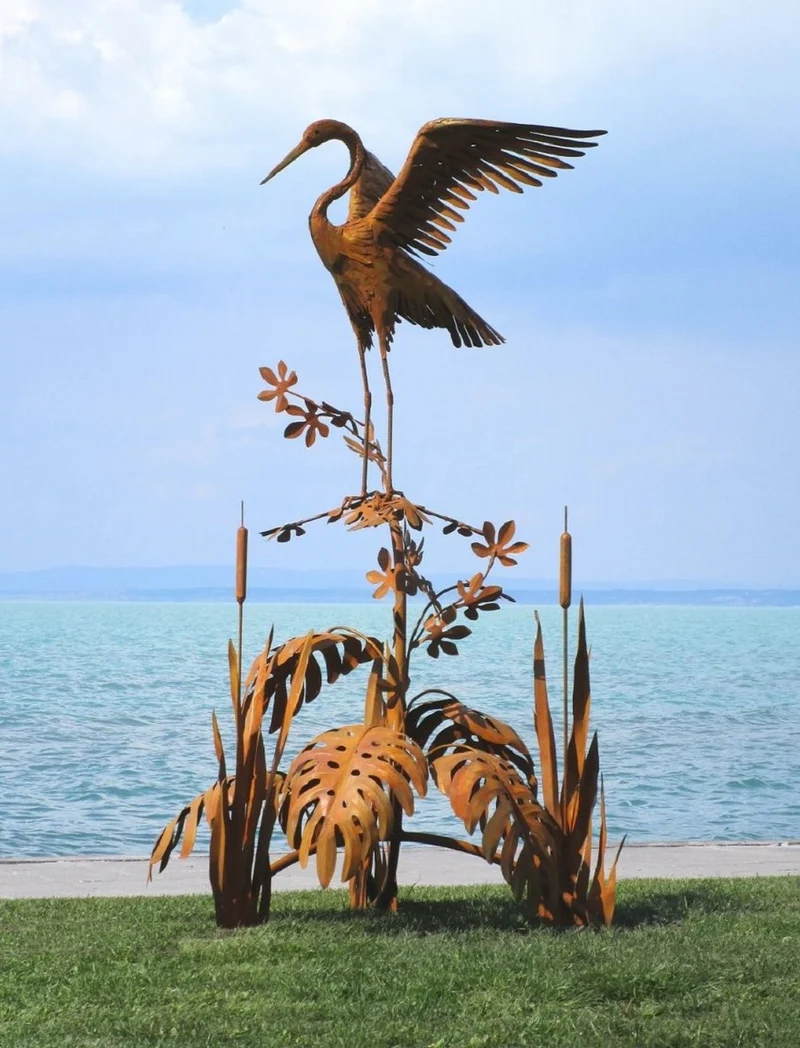Casa Padrino Luxus Stahl Garten Skulptur Reiher auf Ast Rostfarben 103 x 108 x H. 218 cm - Handgefertigte Garten Deko Figur - Luxus Garten Dekoration