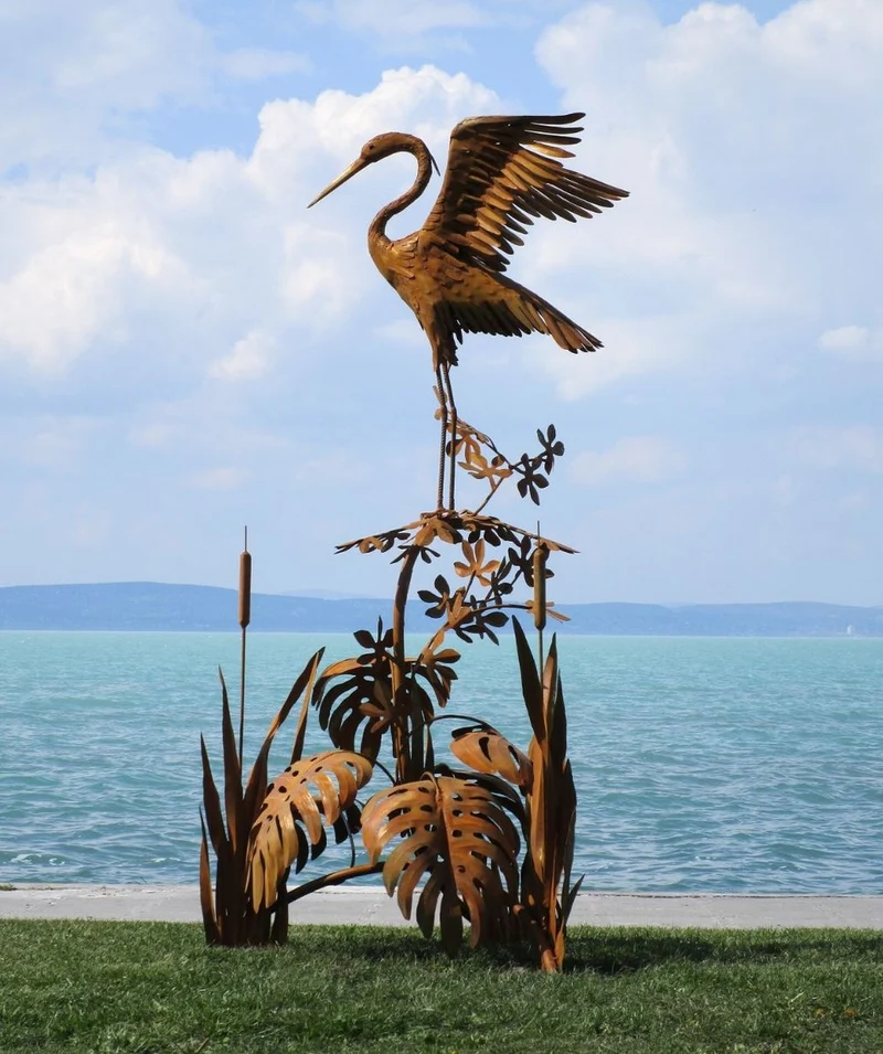 Casa Padrino Luxus Stahl Garten Skulptur Reiher auf Ast Rostfarben 103 x 108 x H. 218 cm - Handgefertigte Garten Deko Figur - Luxus Garten Dekoration