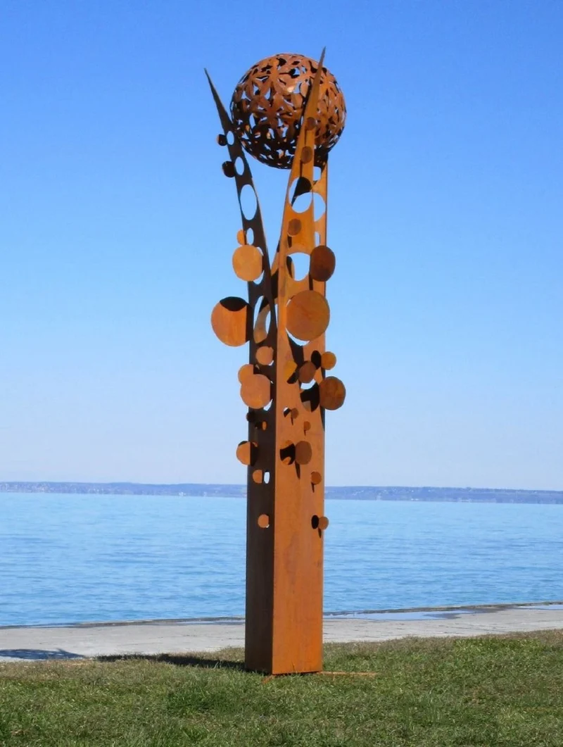 Casa Padrino Designer Stahl Garten Skulptur Säule mit Kugel Rostfarben 75 x 70 x H. 268 cm - Handgefertigte Wetterbeständige Garten Dekoration