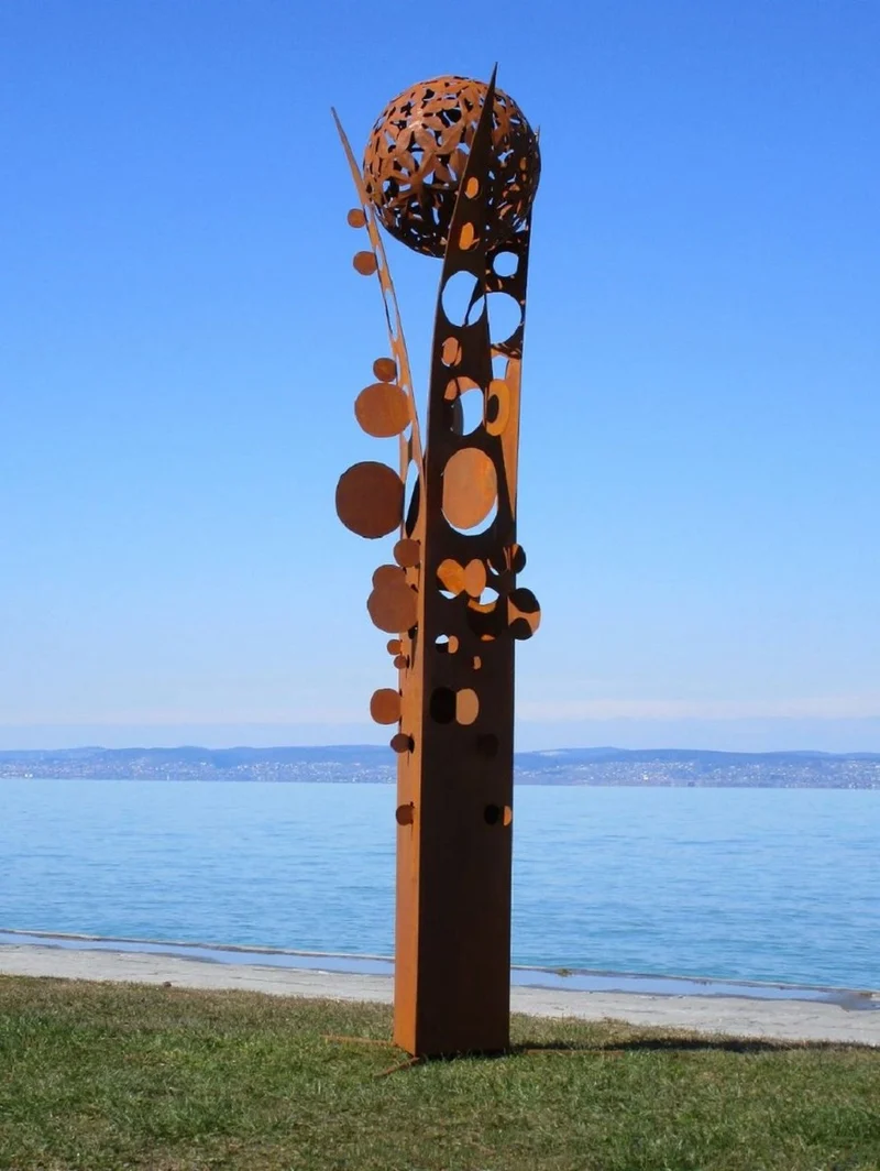 Casa Padrino Designer Stahl Garten Skulptur Säule mit Kugel Rostfarben 75 x 70 x H. 268 cm - Handgefertigte Wetterbeständige Garten Dekoration