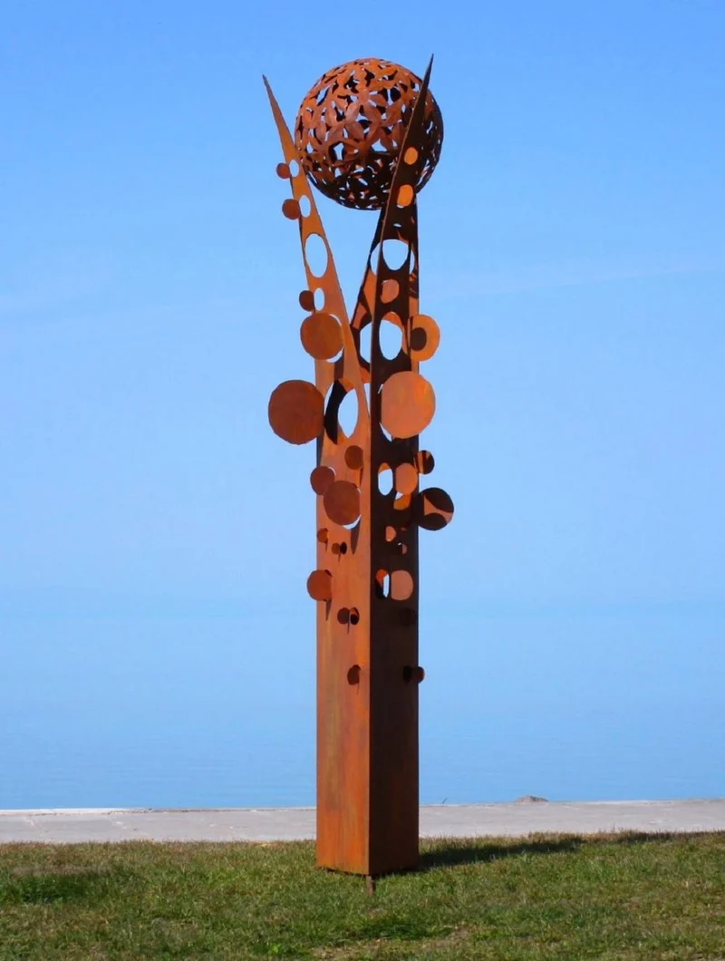 Casa Padrino Designer Stahl Garten Skulptur Säule mit Kugel Rostfarben 75 x 70 x H. 268 cm - Handgefertigte Wetterbeständige Garten Dekoration