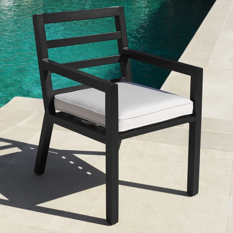 Casa Padrino Luxus Esszimmerstuhl mit Armlehnen Schwarz / Weiß 56 x 66,5 x H. 87 cm - Wetterbeständiger Aluminium Stuhl mit Sitzkissen - Garten Terrassen Stuhl - Luxus Qualität