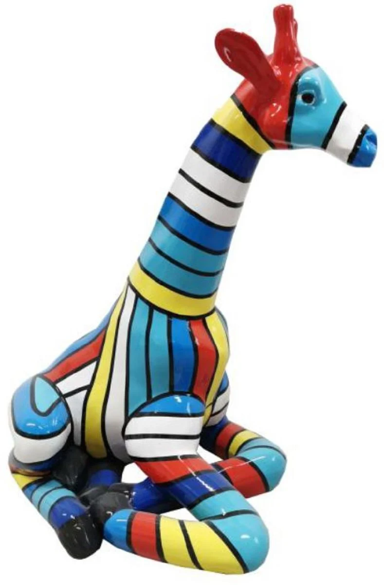Casa Padrino Designer Deko Skulptur sitzende Giraffe mit Streifen Mehrfarbig H. 80 cm - Wetterbeständige Dekofigur - Wohnzimmer Garten Terrassen Deko