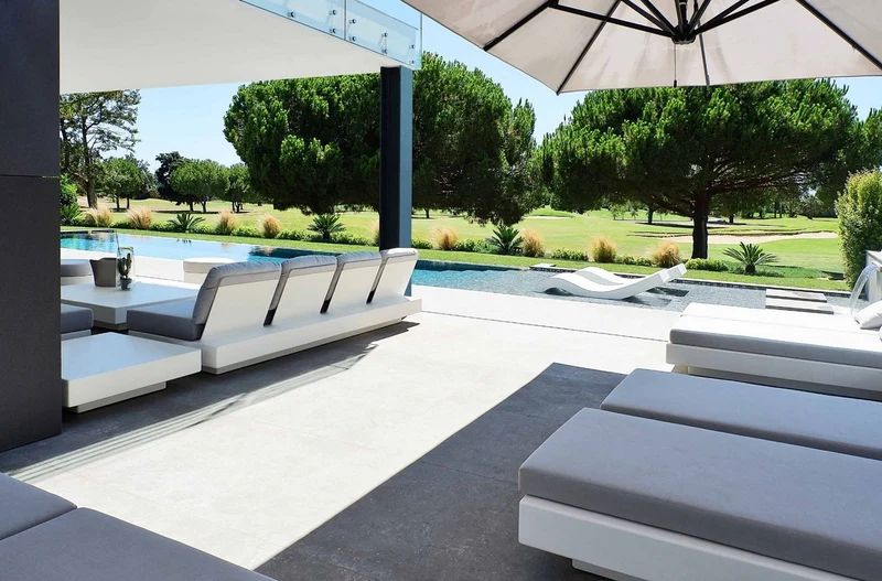 Casa Padrino Luxus 5er Gartensofa Grau / Matt Weiß 350 x 90 x H. 70 cm - Wetterbeständiges Garten Terrassen Sofa - Hotel Möbel - Luxus Qualität