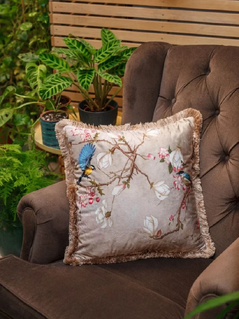 Casa Padrino Luxus Deko Kissen Vögel Beige / Mehrfarbig 45 x 45 cm - Bedrucktes Samt Kissen mit Fransen - Wohnzimmer Deko Accessoires