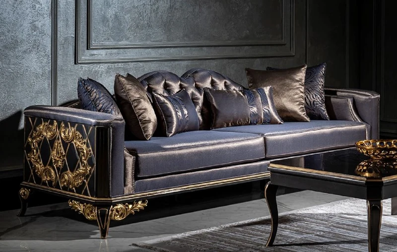 Casa Padrino Luxus Barock Wohnzimmer Set Blau / Schwarz / Gold - 2 Sofas & 2 Sessel & 1 Couchtisch - Wohnzimmer Möbel im Barockstil - Edel & Prunkvoll