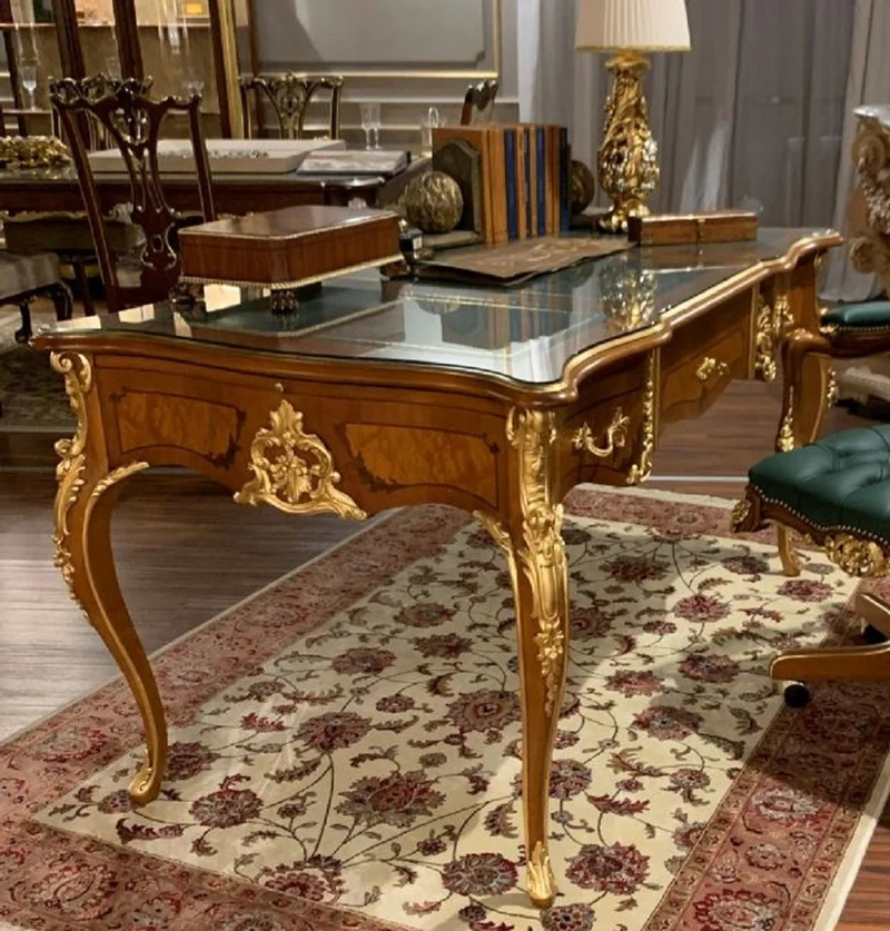 Casa Padrino Luxus Barock Schreibtisch Braun / Gold 156 x 88 x H. 80 cm - Prunkvoller handgefertigter Massivholz Bürotisch mit Glasplatte - Barock Büromöbel - Luxus Qualität