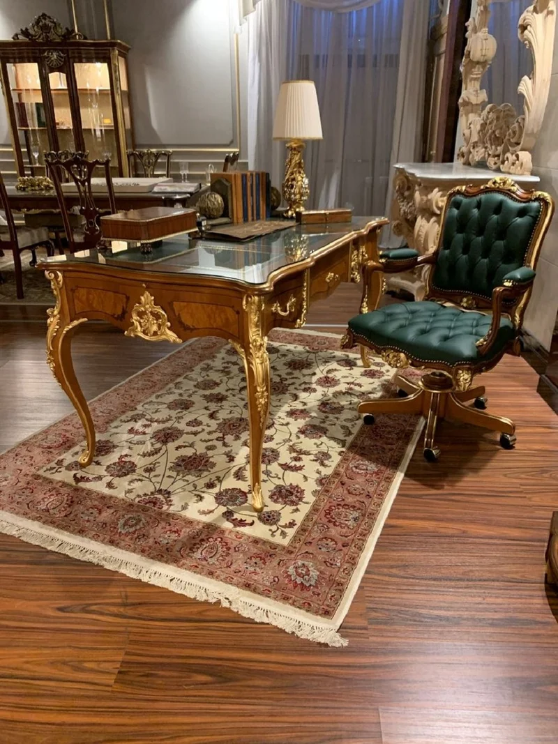 Casa Padrino Luxus Barock Schreibtisch Braun / Gold 156 x 88 x H. 80 cm - Prunkvoller handgefertigter Massivholz Bürotisch mit Glasplatte - Barock Büromöbel - Luxus Qualität