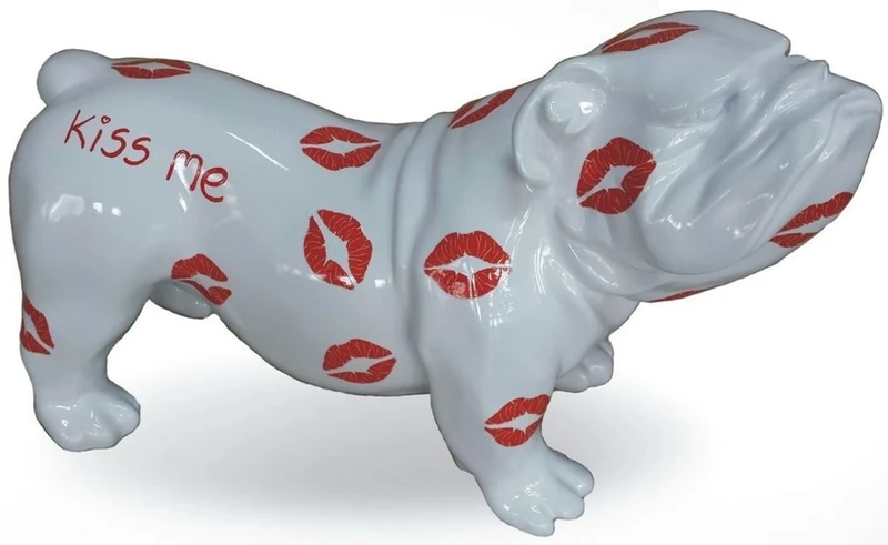 Casa Padrino Designer Dekofigur Hund Bulldogge Weiß / Rot 57 x 25 x H. 35 cm - Wetterbeständige Deko Skulptur - Wohnzimmer Deko - Garten Deko - Designer Deko Tierfigur