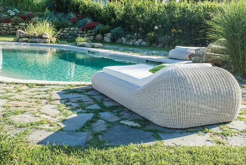 Casa Padrino Luxus Gartenliege Weiß / Weiß 238 x 100 x H. 50 cm - Handgewebte Wetterbeständige Liege - Moderne Poolliege - Garten Möbel - Hotel Möbel