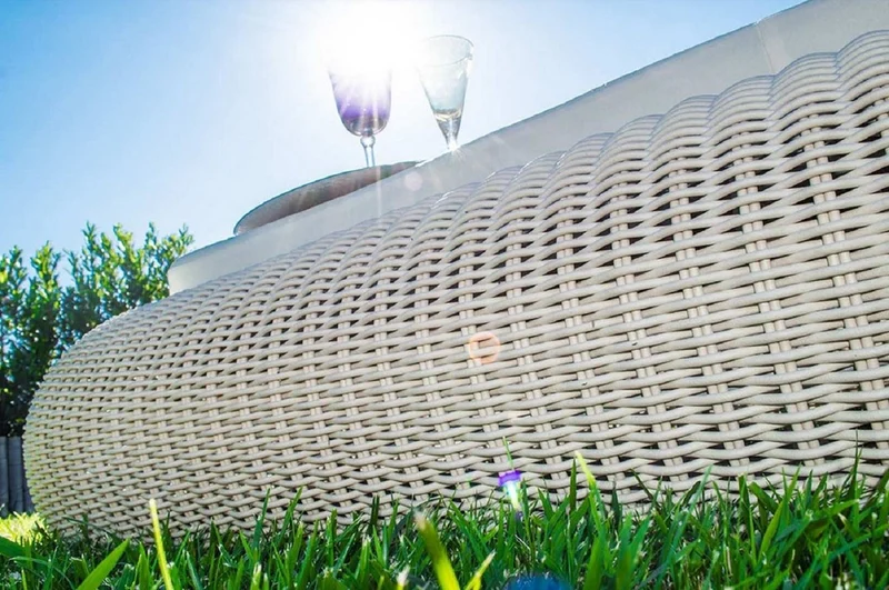 Casa Padrino Luxus Gartenliege Weiß / Weiß 238 x 100 x H. 50 cm - Handgewebte Wetterbeständige Liege - Moderne Poolliege - Garten Möbel - Hotel Möbel