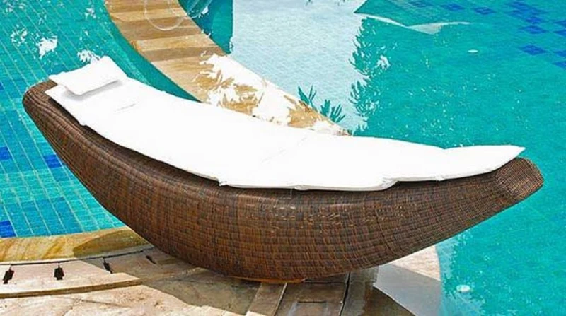 Casa Padrino Luxus Schaukelliege Dunkelbraun / Weiß 230 x 75 x H. 70 cm - Handgewebte Wetterbeständige Gartenliege - Moderne Poolliege - Garten Möbel - Hotel Möbel