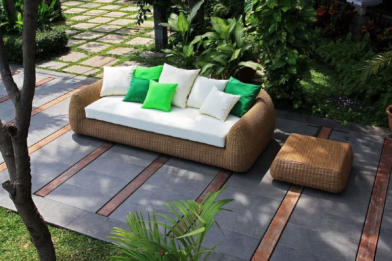 Casa Padrino Luxus Gartensofa Naturfarben / Weiß 196 x 124 x H. 72 cm - Handgewebtes wetterbeständiges Sofa mit Kissen - Moderne Garten Möbel - Hotel Möbel