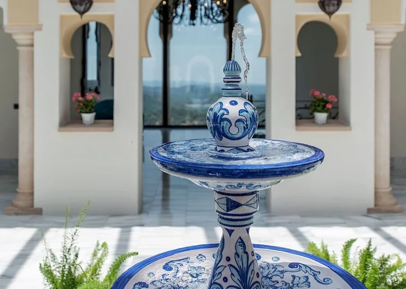Casa Padrino Luxus Jugendstil Springbrunnen Weiß / Blau 300 x 300 x H. 155 cm - Handgefertigter & Handbemalter Keramik Gartenbrunnen - Barock & Jugendstil Garten Deko Accessoires