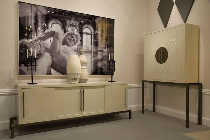Casa Padrino Designer Barschrank Creme / Messing 120 x 40 x H. 190 cm - Edler Weinschrank mit hochwertigen Keramikfliesen - Bar Möbel - Hotel Möbel - Luxus Qualität