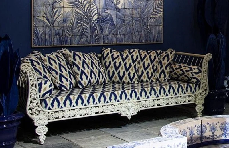 Casa Padrino Luxus Barock Sofa Weiß / Blau / Gold 212 x 87 x H. 77 cm - Handgeschmiedetes Schmiedeeisen Sofa mit Kissen - Wohnzimmer Sofa - Garten Sofa - Terrassen Sofa - Barock Möbel