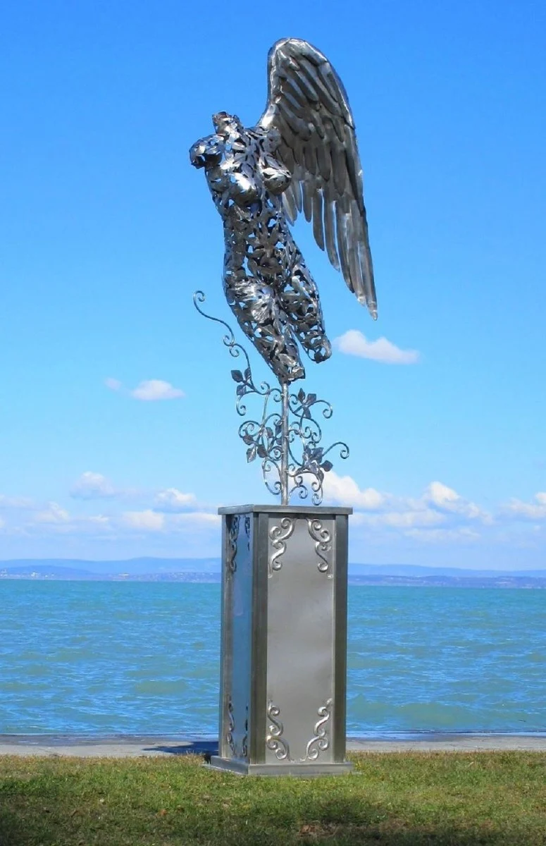 Casa Padrino Luxus Gartendeko Skulptur Engel auf Säule Silber 53 x 98 x H. 300 cm - Große Edelstahl Deko Figur - Gartenfigur - Hotel Garten Deko