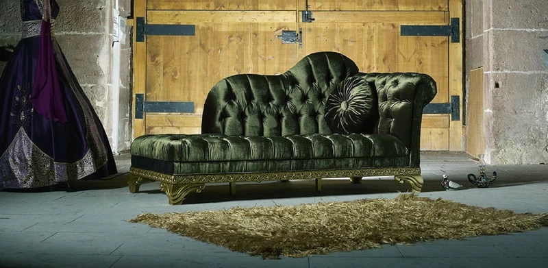 Casa Padrino Luxus Barock Chaiselongue Grün - Handgefertigte Massivholz Recamiere mit edlem Samtstoff und dekorativem Kissen - Barock Möbel - Edel & Prunkvoll