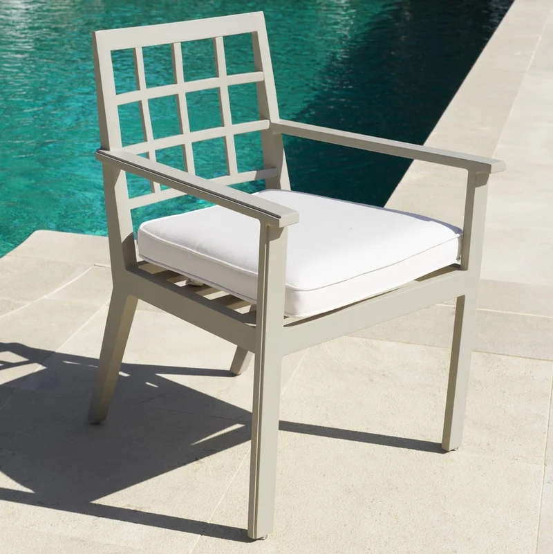 Casa Padrino Luxus Esszimmerstuhl mit Armlehnen Sandfarben / Weiß 64,5 x 65 x H. 88,5 cm - Wetterbeständiger Aluminium Stuhl mit Sitzkissen - Garten Terrassen Stuhl - Luxus Qualität