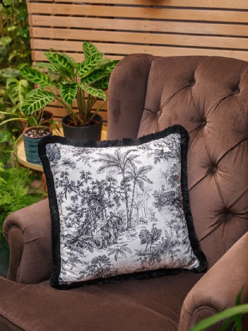 Casa Padrino Luxus Deko Kissen Dschungel Weiß / Schwarz 45 x 45 cm - Bedrucktes Samt Kissen mit Fransen - Luxus Qualität