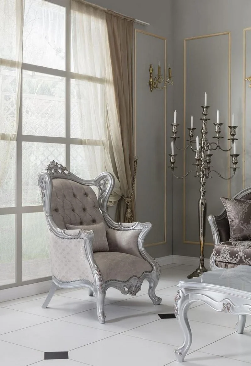 Casa Padrino Luxus Barock Ohrensessel Champagnerfarben / Silber 85 x 80 x H. 120 cm - Prunkvoller Wohnzimmer Sessel mit dekorativem Kissen - Barock Möbel