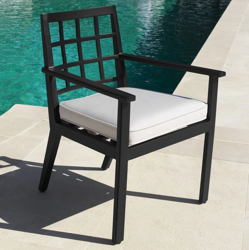 Casa Padrino Luxus Esszimmerstuhl mit Armlehnen Schwarz / Weiß 64,5 x 65 x H. 88,5 cm - Wetterbeständiger Aluminium Stuhl mit Sitzkissen - Garten Terrassen Stuhl - Luxus Qualität
