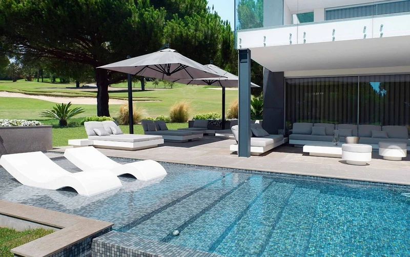 Casa Padrino Luxus Gartenliege Grau / Matt Weiß 200 x 90 x H. 60 cm - Moderne Wetterbeständige Liege - Poolliege - Garten Hotel Pool Möbel - Luxus Qualität