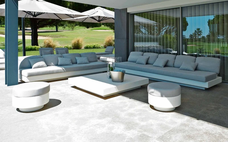 Casa Padrino Luxus 2er Gartensofa Grau / Matt Weiß 140 x 90 x H. 70 cm - Wetterbeständiges Garten Terrassen Sofa - Hotel Möbel - Luxus Qualität