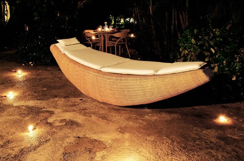 Casa Padrino Luxus Schaukelliege Naturfarben / Weiß 230 x 75 x H. 70 cm - Handgewebte Wetterbeständige Gartenliege - Moderne Poolliege - Garten Möbel - Hotel Möbel