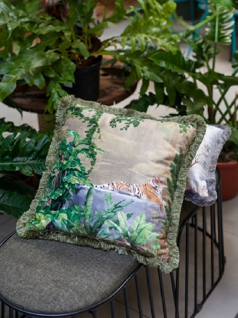 Casa Padrino Luxus Deko Kissen Dschungel & Tiger Mehrfarbig / Grün 45 x 45 cm - Bedrucktes Samt Kissen mit Fransen - Edles Zierkissen - Luxus Kollektion