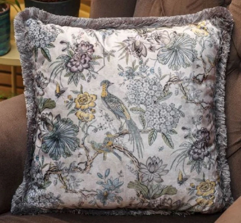 Casa Padrino Luxus Deko Kissen Blumen & Vögel Hellbeige / Mehrfarbig 45 x 45 cm - Bedrucktes Samt Kissen mit Fransen - Luxus Kollektion