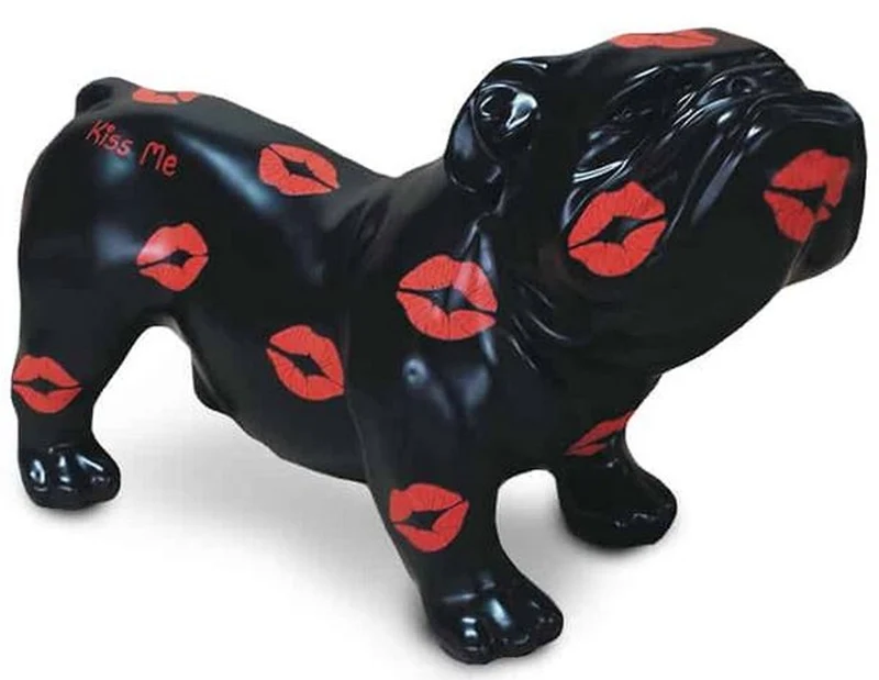 Casa Padrino Designer Dekofigur Hund Bulldogge Schwarz / Rot 57 x 25 x H. 35 cm - Wetterbeständige Deko Skulptur - Wohnzimmer Deko - Garten Deko - Designer Deko Tierfigur