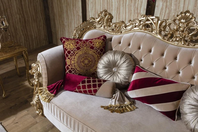 Casa Padrino Luxus Barock Sofa Beige / Gold 244 x 95 x H. 123 cm - Prunkvolles Wohnzimmer Sofa mit dekorativen Kissen - Barock Wohnzimmer Möbel