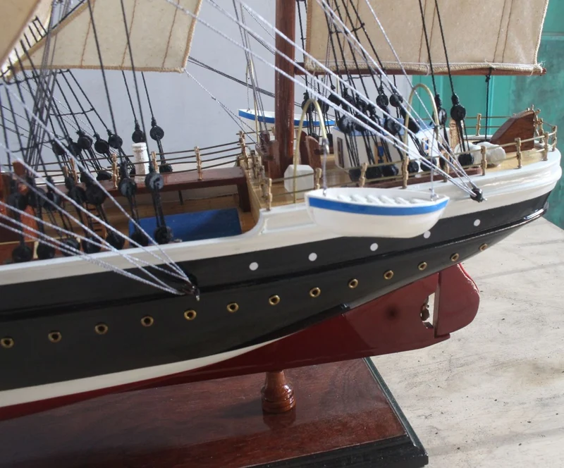 Casa Padrino Luxus Segelschiff Pamier mit Massivholz Ständer Schwarz / Weiß / Rot / Braun 97 x 30 x H. 70 cm - Handgefertigtes Deko Schiff Holzschiff - Deko Accessoires