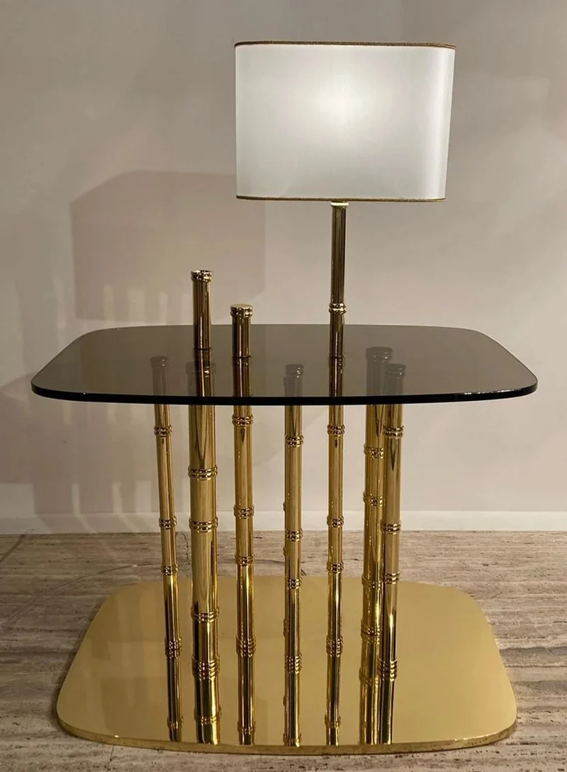Casa Padrino Luxus Designer Beistelltisch Bambus Gold / Schwarz / Weiß 70 x 45 x H. 40 cm - Vergoldeter Messing Nachttisch mit Glasplatte und integrierter Tischleuchte - Hotel Möbel - Luxus Qualität