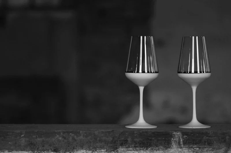 Casa Padrino Luxus Rotweinglas 6er Set Weiß / Silber Ø 8,5 x H. 24 cm - Handgefertigte und handbemalte Weingläser - Hotel & Restaurant Accessoires - Luxus Qualität