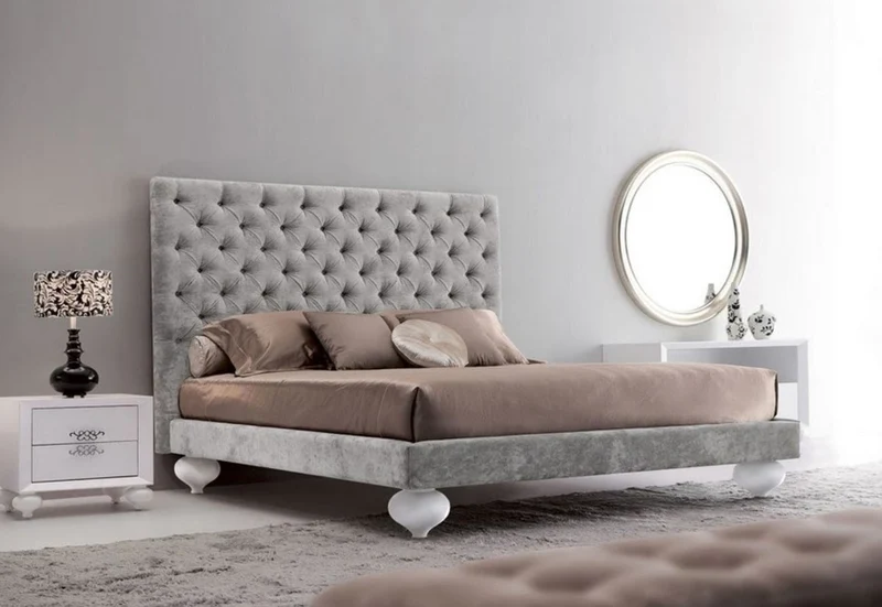 Casa Padrino Art Deco Chesterfield Doppelbett 201 x 220,6 x H. 150,2 cm - Verschiedene Farben - Massivholz Bett mit Kopfteil und edlem Velourstoff - Art Deco Schlafzimmer Möbel