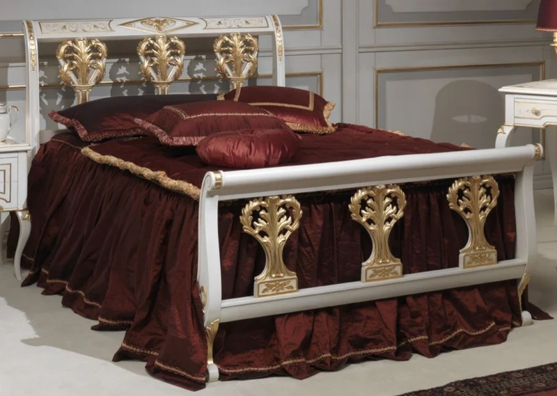 Casa Padrino Luxus Barock Doppelbett Weiß / Gold 208 x 229 x H. 114 cm - Handgeschnitztes Massivholz Bett - Prunkvolle Schlafzimmer Möbel - Hotel Möbel - Luxus Qualität - Made in Italy