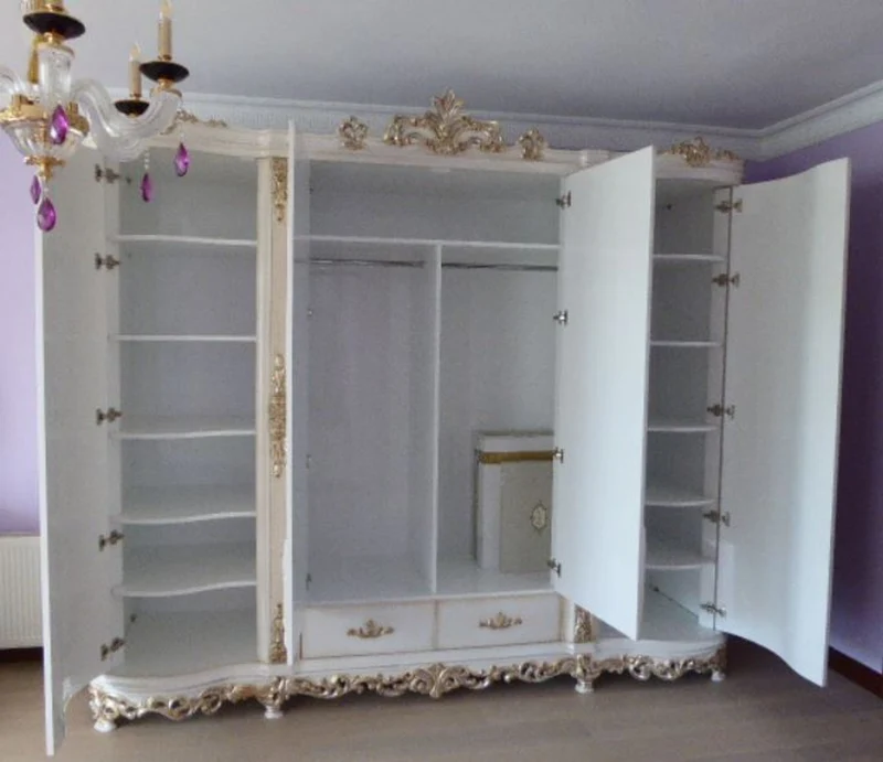 Casa Padrino Luxus Barock Schlafzimmerschrank Weiß / Creme / Silber / Kupfer 320 x 70 x H. 250 cm - Edler Massivholz Kleiderschrank - Schlafzimmer Möbel im Barockstil - Luxus Qualität