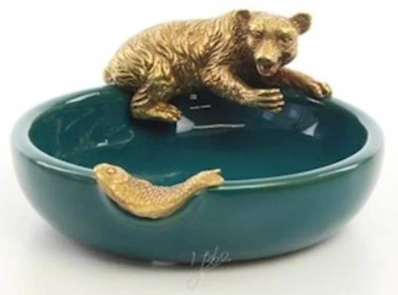 Casa Padrino Designer Porzellan Aschenbecher mit Bronzefiguren Bär & Fisch Grün / Gold 13 x 11,6 x H. 5,7 cm - Deko Accessoires