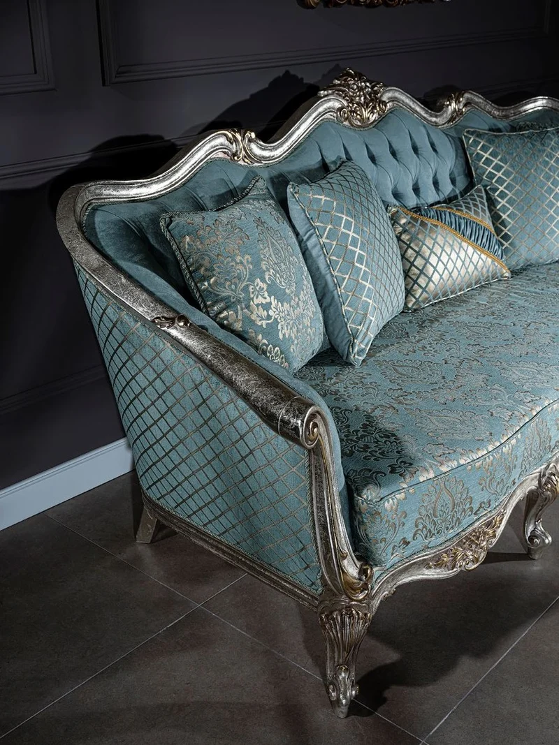 Casa Padrino Luxus Barock Sofa Hellblau / Silber / Gold 238 x 85 x H. 106 cm - Wohnzimmer Sofa mit elegantem Muster und dekorativen Kissen - Barock Wohnzimmer Möbel