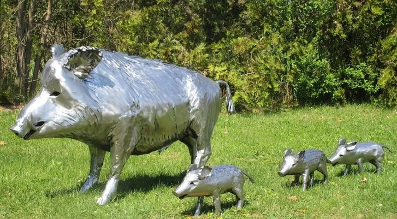 Casa Padrino Luxus Gartendeko Skulpturen Wildschwein mit 3 Frischlingen Silber - Edelstahl Gartendeko Figuren - Wetterbeständige Gartenfiguren