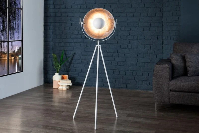 Casa Padrino Designer Studioleuchte Weiß / Silber 65 x H. 140 cm - Retro Dreibein Stehleuchte - Wohnzimmer Deko Leuchte