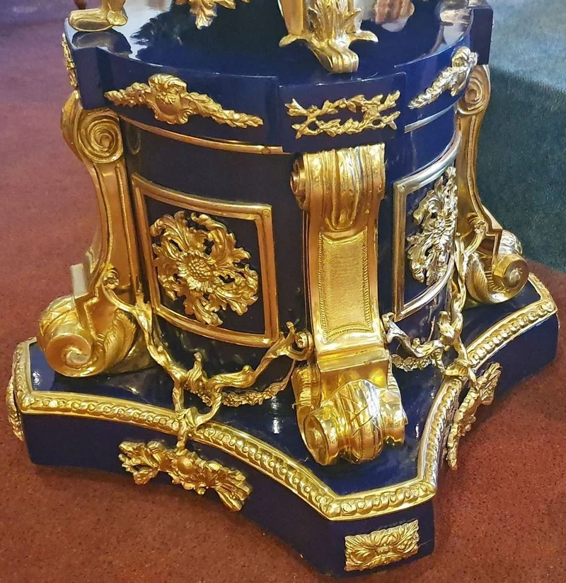 Casa Padrino Barock Keramik Vasen mit Sockel Kobaltblau / Gold 60 x 60 x H. 215 cm - Prunkvolles Deko Set - Hotel & Restaurant Deko Accessoires