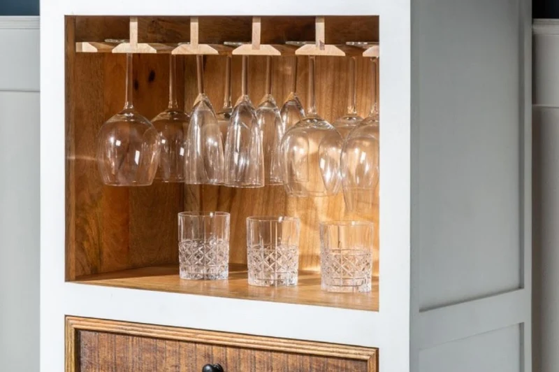 Casa Padrino Landhausstil Weinschrank Weiß / Naturfarben 72 x 40 x H. 196 cm - Handgefertigter Massivholz Barschrank - Barmöbel im Landhausstil