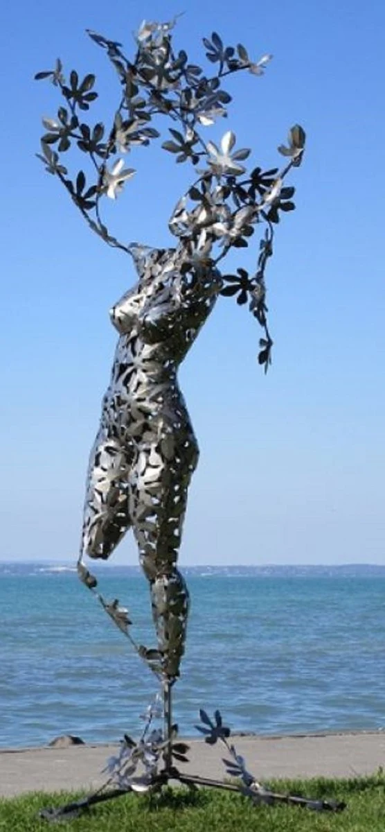 Casa Padrino Designer Gartendeko Skulptur Frau Silber 137 x 110 x H. 255 cm - Riesige Gartenfigur - Luxus Garten Dekoration