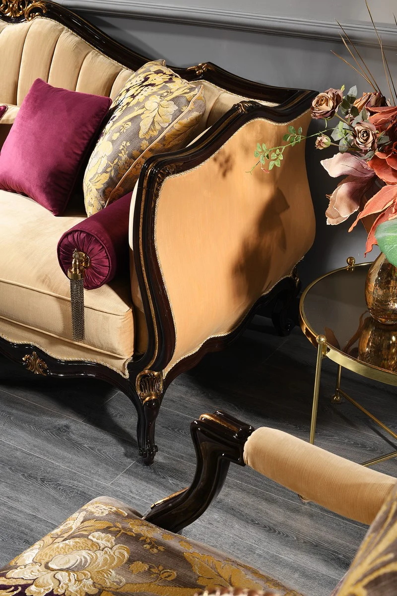 Casa Padrino Luxus Barock Wohnzimmer Set - 2 Sofas & 2 Sessel & 1 Couchtisch - Barock Möbel - Edel & Prunkvoll - Luxus Qualität - Made in Italy