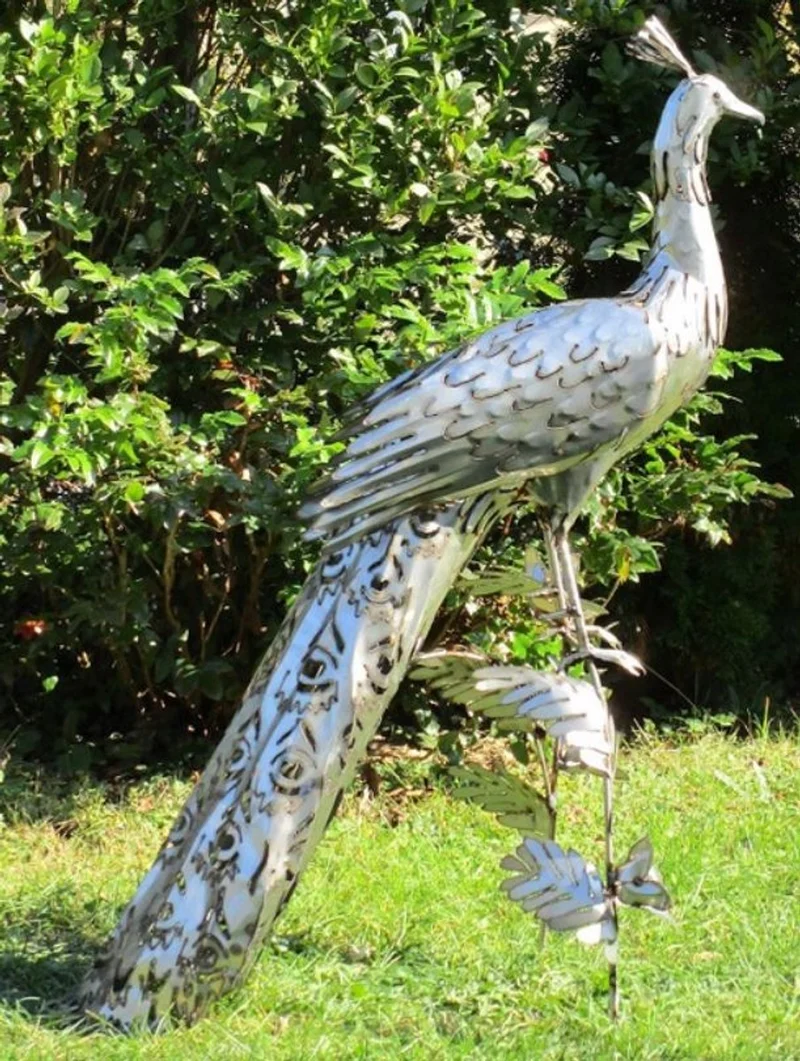 Casa Padrino Gartendeko Skulptur Pfau Silber 50 x 75 x H. 118 cm - Elegante Edelstahl Gartendeko Figur - Wetterbeständige Gartenfigur