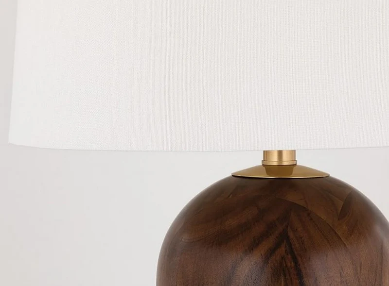 Casa Padrino Luxus Tischleuchte Braun / Antik Messing / Weiß Ø 40,6 x H. 66 cm - Elegante Massivholz Tischlampe mit rundem Leinen Lampenschirm