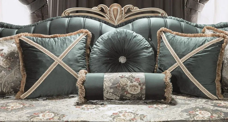 Casa Padrino Luxus Barock Wohnzimmer Sofa mit Glitzersteinen und dekorativen Kissen Grün / Creme / Beige 220 x 85 x H. 100 cm - Möbel im Barockstil